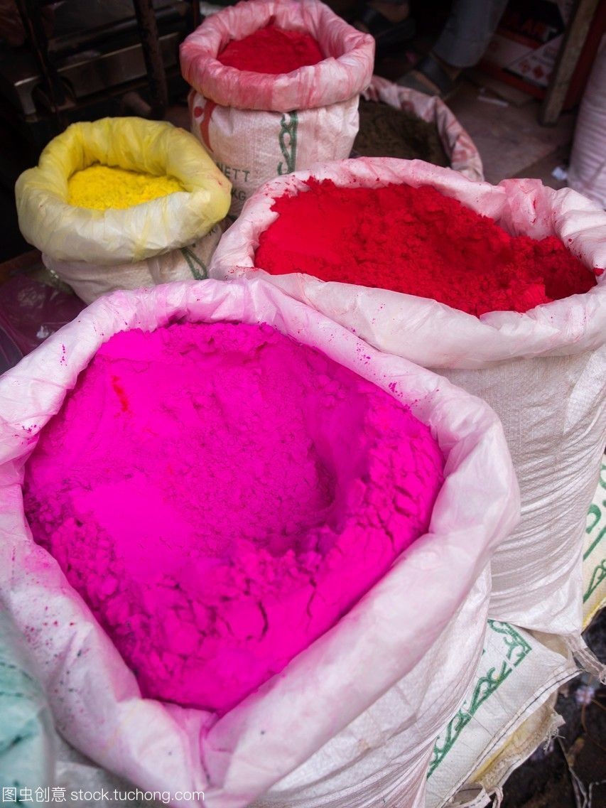 胡里节粉末涂料销售色彩的节日瓦拉纳西印度北方邦。